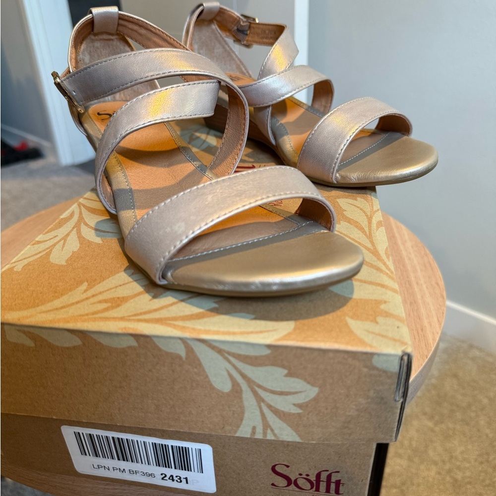Sofft Metallic Champagne Strappy Sandals Women’s 9.5 Wide - new in box